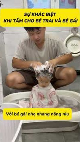 Khung hình video tắm cho bé